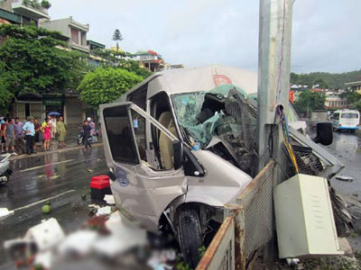 Quảng Ninh: Xe khách đâm cột đèn quảng cáo, 8 người nhập viện