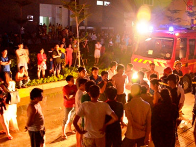 Chung cư bốc cháy lúc nửa đêm, 300 hộ dân tháo chạy