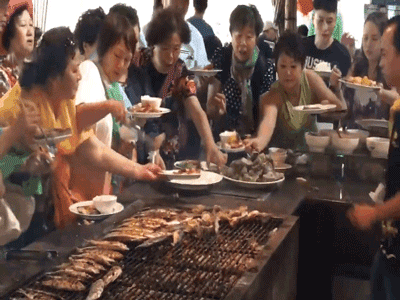 Clip: Hoảng hồn cảnh du khách Trung Quốc tranh nhau ăn buffet ở Nha Trang