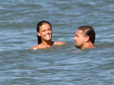 Leonardo DiCaprio tình tứ với bạn gái mới trên bãi biển