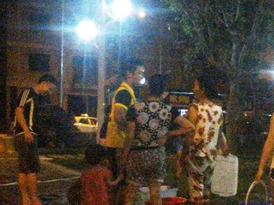 Dân "cõng nước" lên chung cư cao tầng vì vỡ ống Sông Đà