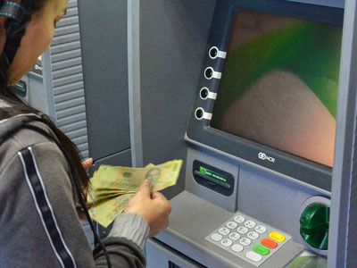 Nhiều ATM chưa nâng hạn mức rút tiền