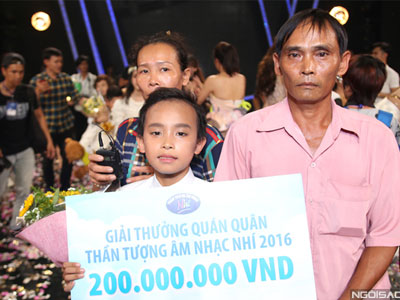 4 tháng thi Idol, Hồ Văn Cường chỉ được mẹ mua cho một bộ đồ