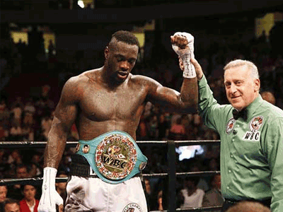 Boxing: Gãy tay vỡ bắp vẫn đánh đối thủ xin hàng