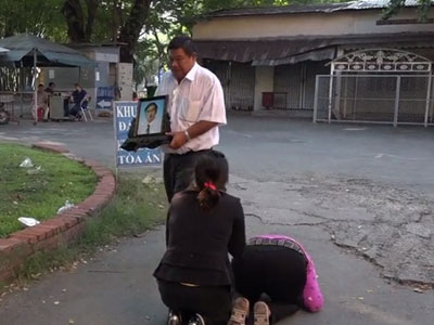 Clip: Mẹ Vũ Văn Tiến vái lạy gia đình bị thảm sát ở Bình Phước