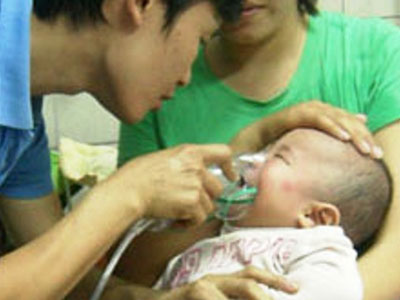 Con bị điếc vì cha mẹ tự làm "y tá" xông mũi họng