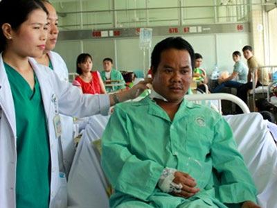 Gắp thành công viên đạn xuyên từ miệng xuống cổ nạn nhân