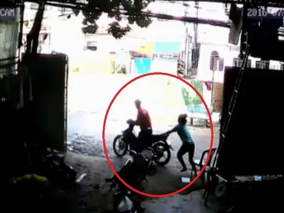Video: Bị cướp điện thoại, cô gái một mình xông vào chống trả