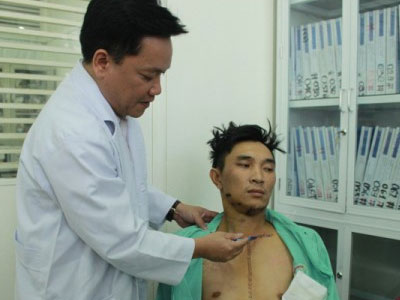 Bị bắn 3 phát súng vì can côn đồ đánh anh trai