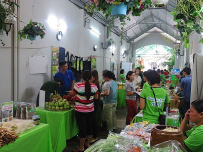 Chợ thực phẩm xanh tử tế hút khách Sài Gòn