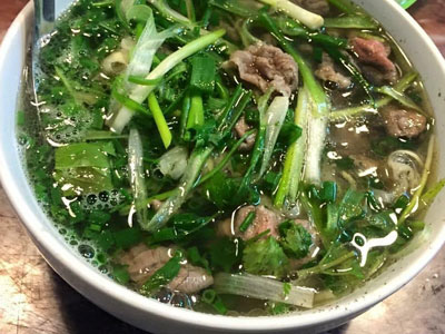 Phở "dân chơi" giữa Hà Nội: 200 nghìn/1 bát bắp bò