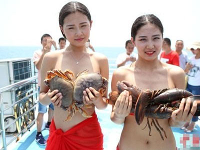 Trào lưu lấy cua cá làm "áo ngực" của gái trẻ