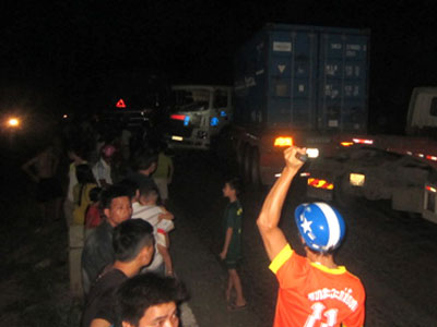 Bốn xe đầu kéo tông liên hoàn, đường Hồ Chí Minh tắc nhiều giờ