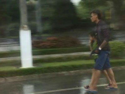 Chân dung người bố gí súng vào đầu con trốn công an, cướp taxi