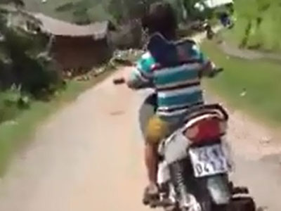 Clip: Hoảng hồn cảnh bé trai một mình chạy xe máy vun vút trên đường