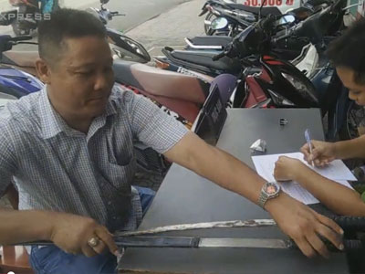 Clip: Người Sài Gòn đổi mã tấu, lựu đạn lấy quà