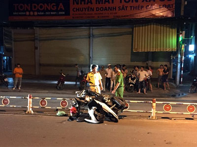 Nữ sinh văng xa 10 m sau cú tông dải phân cách ở Sài Gòn