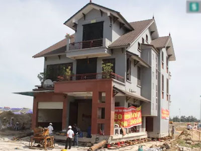 Quá trình di chuyển căn nhà nặng 800 tấn lùi xa 35m ở Nghệ An