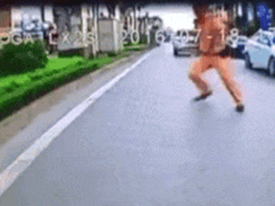 Trung úy cảnh sát: "Tôi chỉ giơ chân bật nhảy để tránh nguy hiểm"