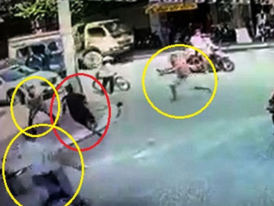 Video: Người dân giúp CSHS vây bắt cướp trên phố như phim hành động
