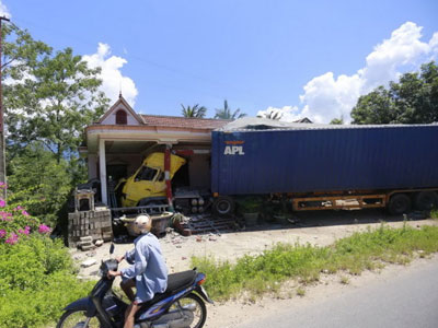 Xe containner mất lái chui thẳng vào nhà dân