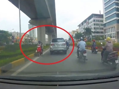 Clip: Mẹ chở con nhỏ chạy ngược chiều trong hầm chui Thanh Xuân