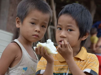 Ở nơi khi đau răng lấy dùi sắt nung đỏ đâm vào lỗ sâu