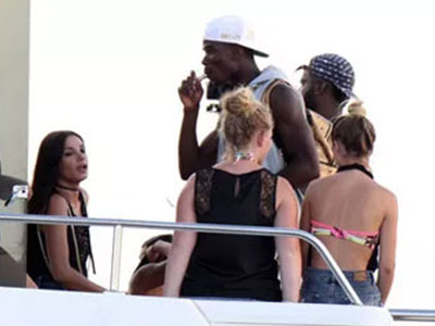 Pogba và Lukaku bị bắt gặp phì phèo thuốc lá bên dàn chân dài