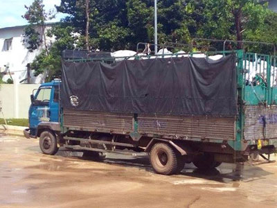 Tài xế chở 4 tấn chất thải công nghiệp chạy trốn công an