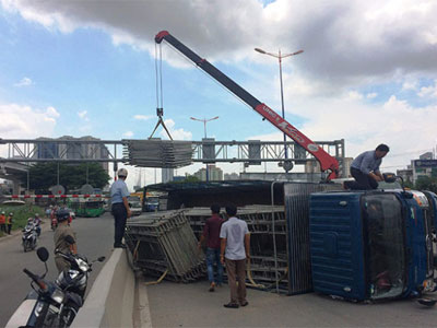Xe chở giàn giáo lật, một làn cầu Sài Gòn bị phong tỏa