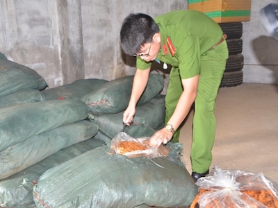 Cảnh sát ngăn chặn gần hai tấn lòng lợn thối tuồn ra chợ