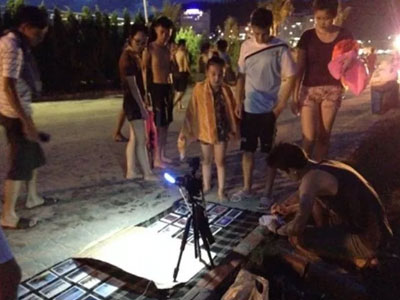 Hạ Long: Mất ví, khách Tây phải bán ảnh để lấy tiền về nước