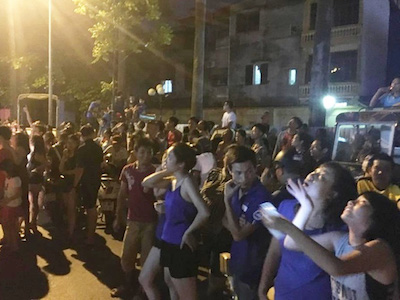 Hà Nội: Mâu thuẫn tình cảm, nam thanh niên dọa nhảy lầu tự sát từ tầng 16