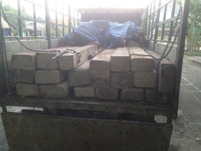 Kiểm lâm truy đuổi xe gỗ lậu hơn 2 km đường rừng