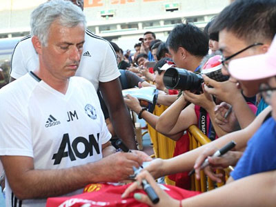 Mourinho từ chối ký vào áo Chelsea