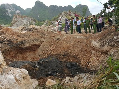 Phát hiện hố chôn chất thải nghi độc hại ở Hải Dương