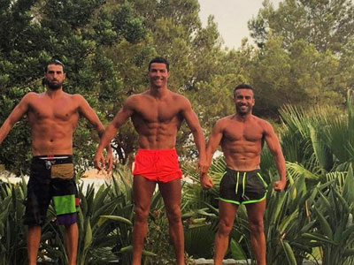 Ronaldo so đọ bụng sáu múi với bạn thân