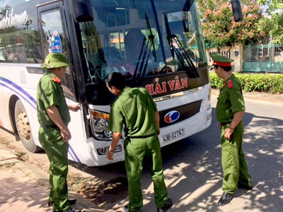 Đâm chết người, kéo xác nạn nhân bỏ bên đường rồi chạy trốn