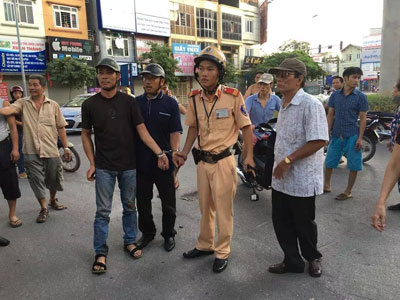 Hà Nội: CSGT tóm gọn hai “cẩu tặc”