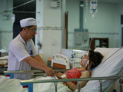 Nạn nhân sập bè Vĩnh Hy chưa hết bàng hoàng trong bệnh viện