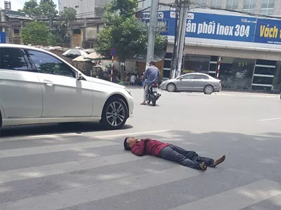Người đàn ông nằm ăn vạ giữa đường Cát Linh, Hà Nội