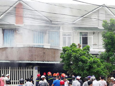 Nhiều xe điện bốc cháy trong ngôi nhà vắng chủ