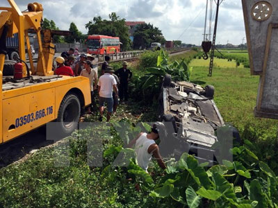 Tàu hỏa đâm xe Audi văng xuống mương nước, 2 người bị thương