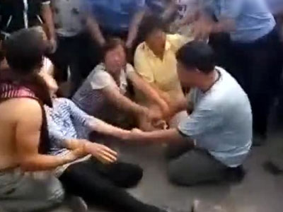 Trung Quốc: Xả lũ bất ngờ trong đêm, 27 người chết và mất tích