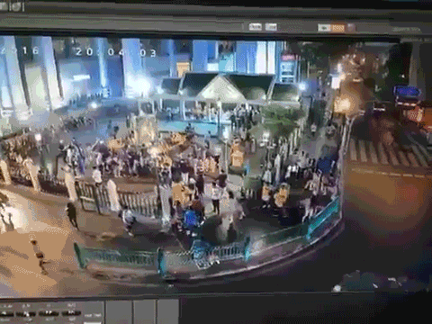 "Xe điên" lao vào đền Erawan ở Bangkok, 6 người bị thương