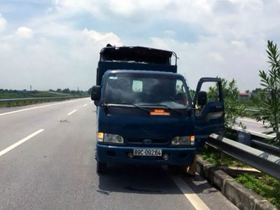 Bị CSGT truy đuổi, tài xế vứt xe giữa đường cao tốc