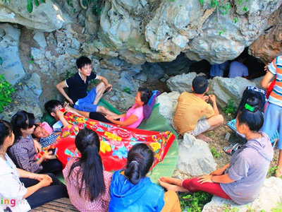 Chùm ảnh: Dân đắp chăn co ro trong hang trốn nóng 40 độ C