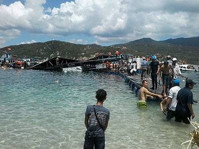 Du khách trên nhà hàng nổi: "Chỉ 30 giây, nước đã lên tới cổ"