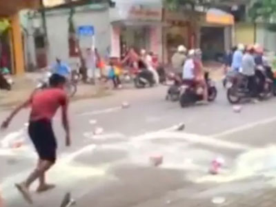 Video ghi lại toàn bộ vụ ông bố bị bắt vì đập sữa trước siêu thị