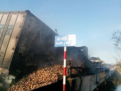 Ba ôtô bốc cháy, quốc lộ 1A ùn tắc hơn 3 tiếng